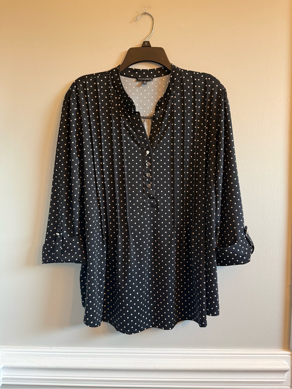 Ava & Grace 3/4 sleeve dot blouse, large, EUC